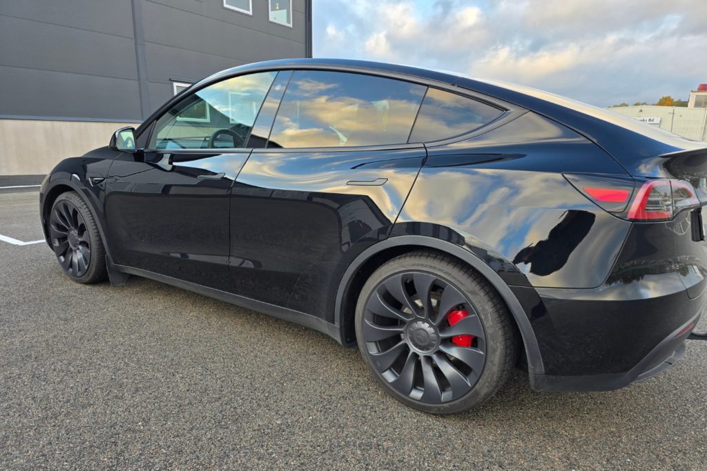 Svart tesla från vänstersida