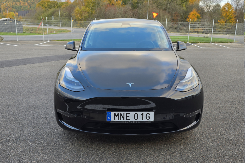 En svart tesla framifrån